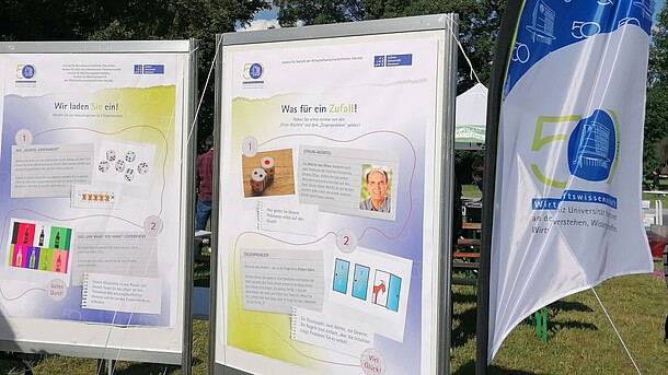 Ein Foto von Plakaten zu Experimenten
